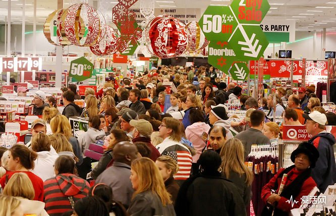 A crowd of shoppers seeking bargains at Target in Cool Springs, Tenn., bought electronics, apparel and toys on Friday, Nov. 27, 2009.(AP Photo/ The Tennessean, John Partipilo)