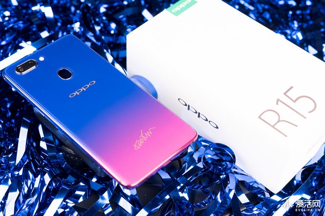 图赏:宇宙中那一道奇幻红蓝渐变 是来自oppo r15星云特别版